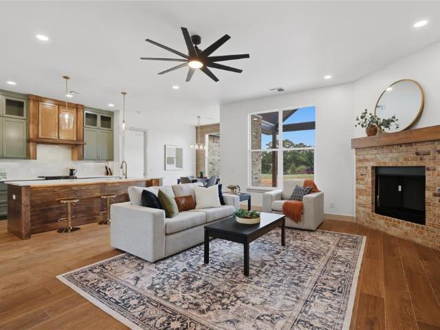 1240 Twin Oaks Dr