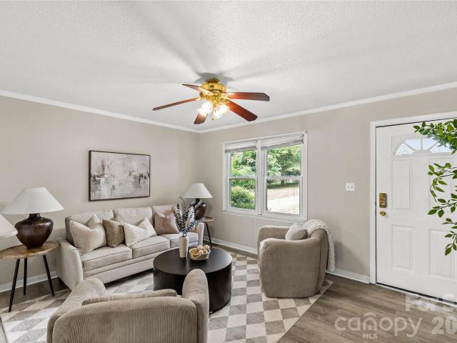 1242 Stringfellow Road