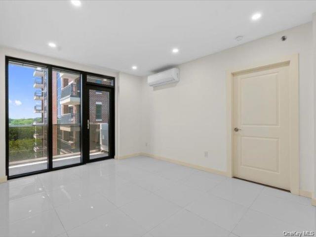 124 28 Queens Boulevard 9A