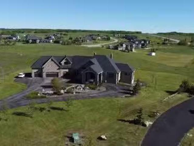 124 Grizzly Rise, Rural Rocky View County, AB, T4C 0B5 house.