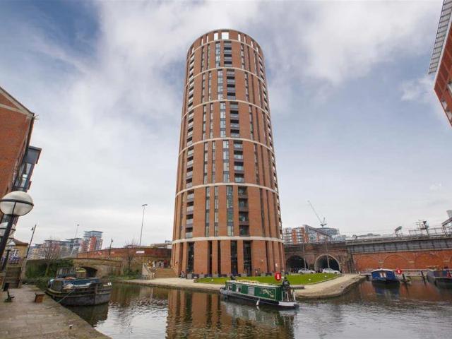 124/Candle House, Leeds 2 bed apartment to rent £1,395 pcm £322 pw