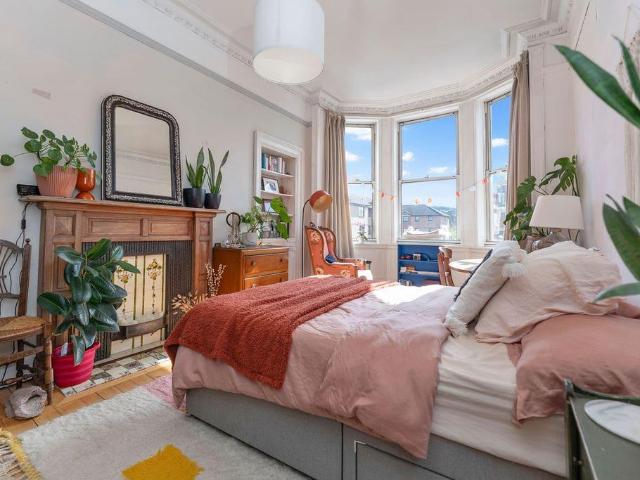 1254L Albion Road, Edinburgh, EH7 5QJ 1 bed flat to rent £1,100 pcm £254 pw