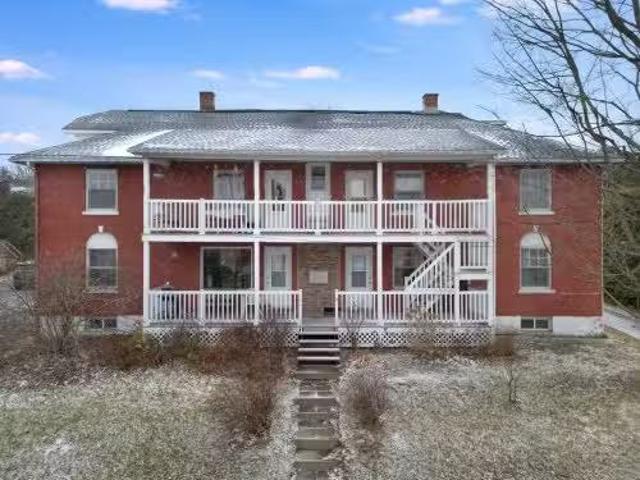 1250 1254 Rue Lincoln, Sherbrooke Les Nations, QC, J1H 2H9.