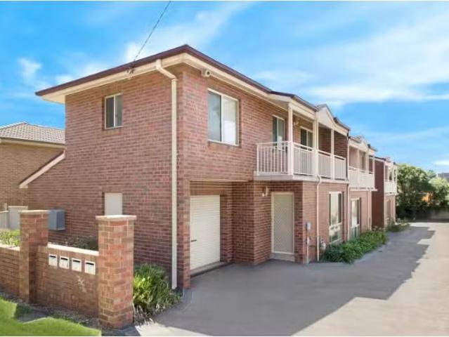 1/25 Gladstone Avenue, Wollongong Townhouse for rent Listed b.