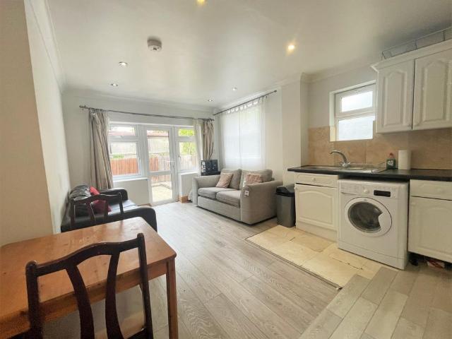 125 Tooting Bec Road, London, SW17 8BW, United Kingdom | 3 bed apartment for rent #127312523 | Rentberry