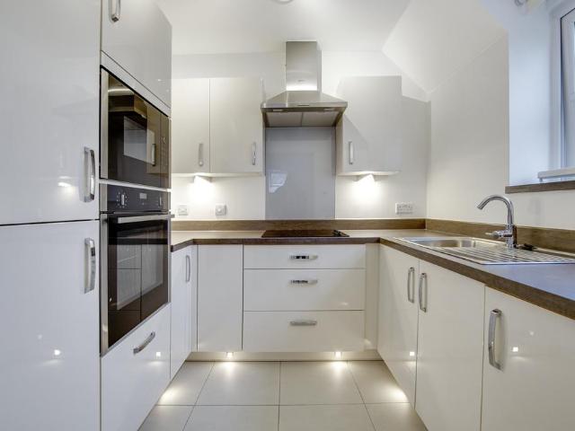 126 Westhall Road, Warlingham CR6 2 bed retirement property to rent £2,995 pcm £691 pw