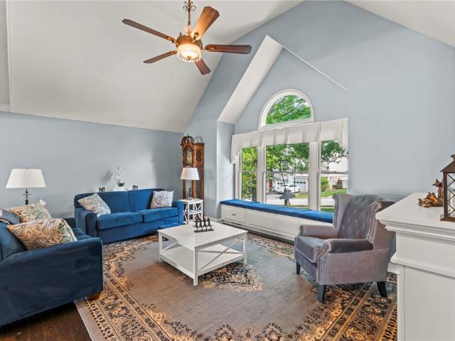 1272 Meadowbrook Dr