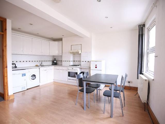 127 Holloway Road, London N7 1 bed flat to rent £1,800 pcm £415 pw
