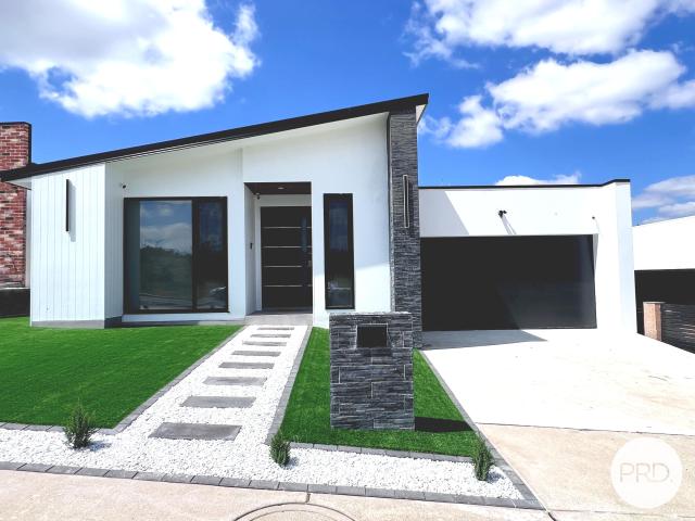 127 Sculthorpe Avenue, Whitlam ACT 2611 House For Rent | Domain