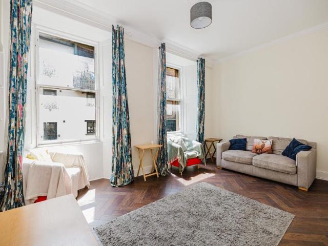 127P Dunbar’s Close, Canongate, Edinburgh, EH8 8BW