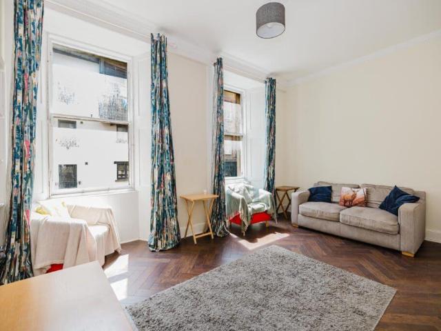 127P Dunbar's Close, Canongate. 2 bed flat to rent £1,798 pcm £415 pw