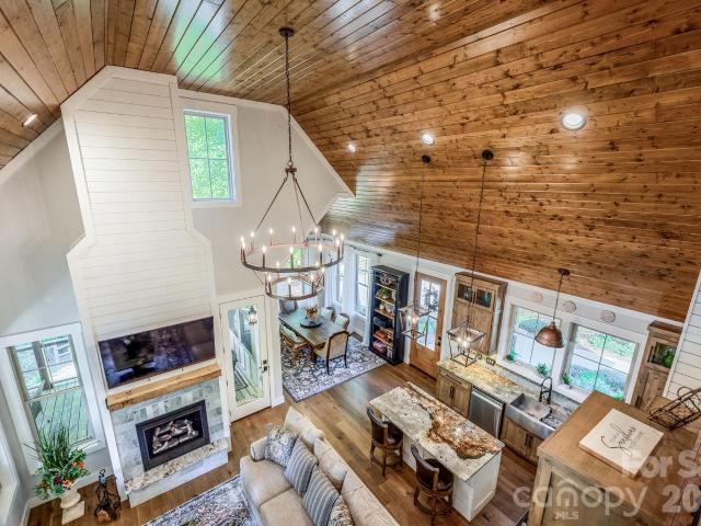 1285 Saunders Drive