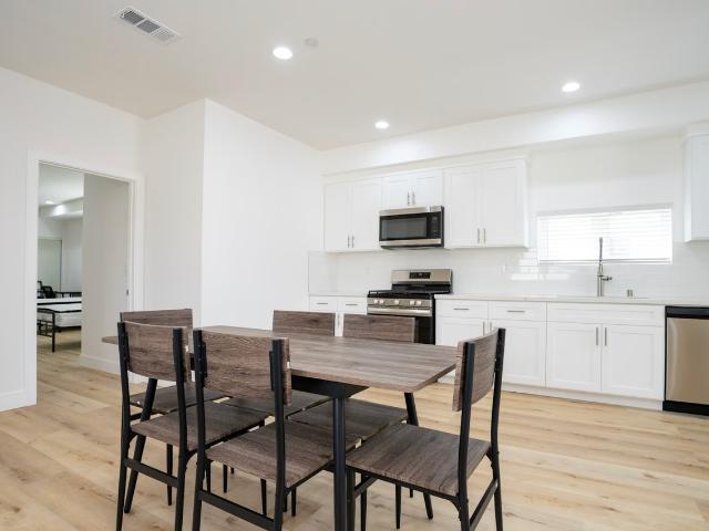 1286 West 35th Place 1 Bedroom Apartment for Rent at 1286 W 35th Pl, Los Angeles, CA 90007 Congress North
