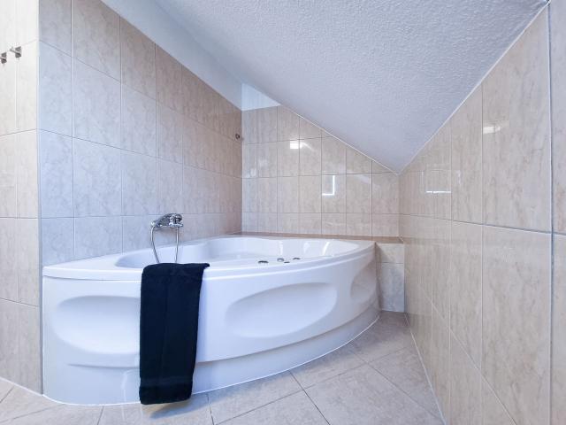 128m² attic apartment with 8 beds + balcony in Krefeld, Krefeld Amsterdam Apartments for Rent
