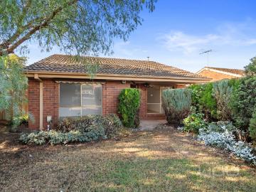 1/2 4 Station Road, Melton South VIC 3338 House For Rent | Domain