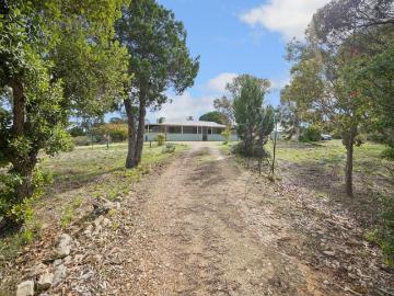 12.9 ACRES OF COUNTRY FREEDOM ON THE COASTAL DOORSTEP