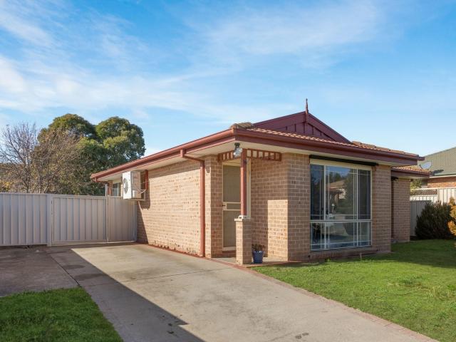 12 Thomas Royal Gardens, Queanbeyan