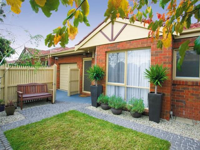 12 Toolambool Road, Carnegie