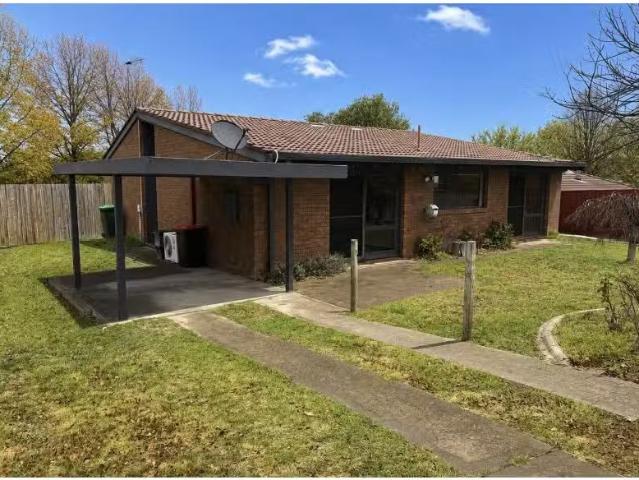 12 Verna Close, Armidale House for rent Listed by Arabella Da.