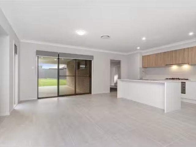 12 Westgate Avenue, Thornton House for rent Listed by Presenc.