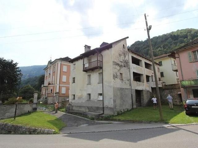 12 Zimmer Dorfhaus zum Ausbauen / Haus mit 12 Zimmern zum Renovieren