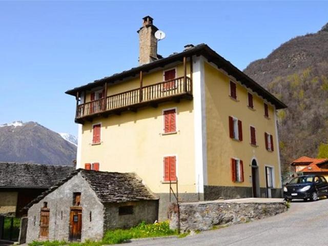 12 Zimmer Tessinerhaus im Dorfkern zum Renovieren mit Garten / 12 Zimmer Tessinerhaus im Dorfkern zum Renovieren mit Garten