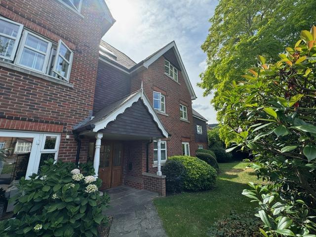 12 Albany Court Egham Surrey 2 bed apartment to rent £1,750 pcm £404 pw