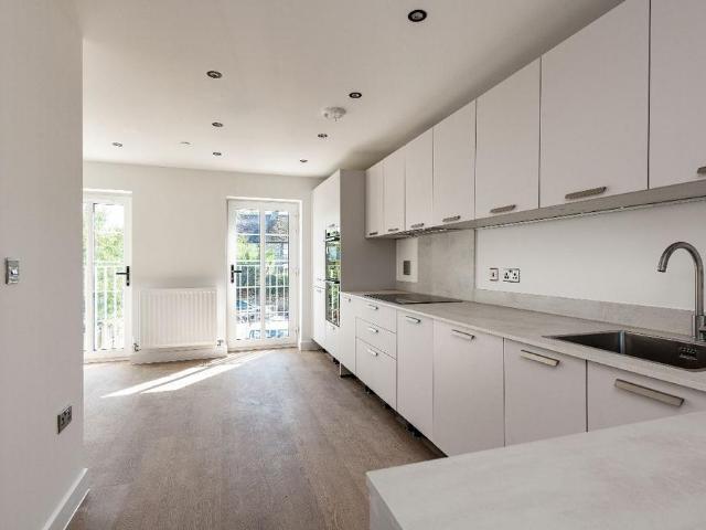 12 Albert Reed Close 4 bed end of terrace house to rent £2,350 pcm £542 pw