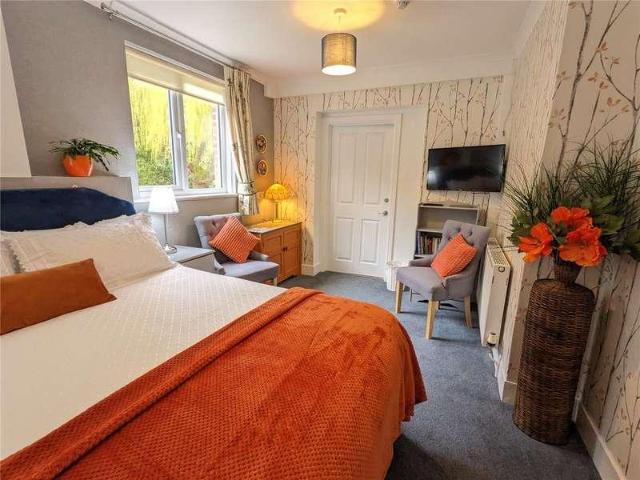 8 bed house for sale