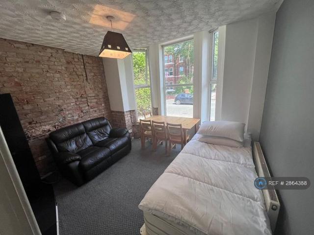 12 bedroom detached house to rent