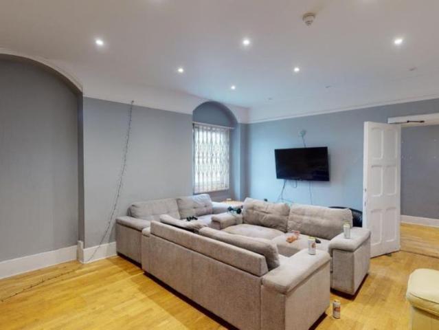 12 bedroom detached house to rent