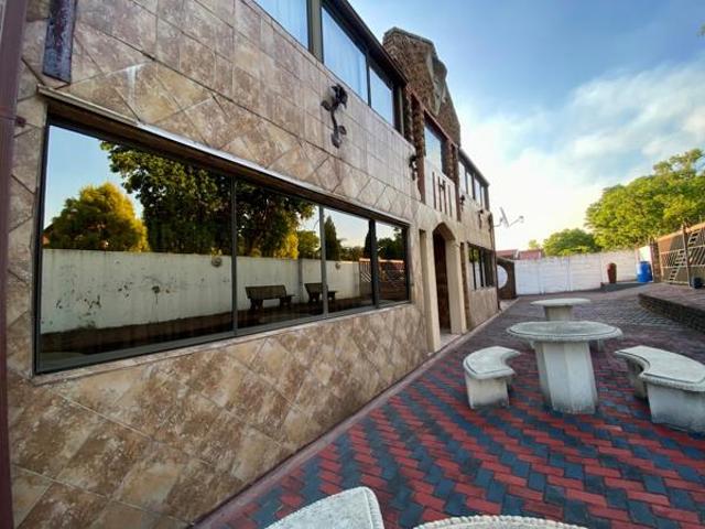 12 Bedroom House in Aviary Hill