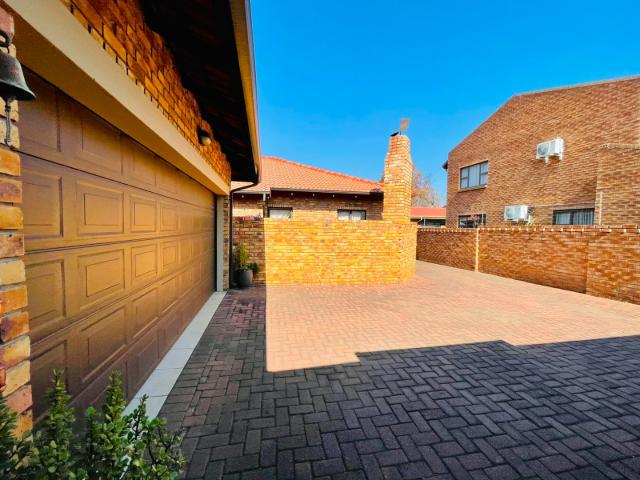 12 Bedroom Townhouse For Sale in Sunward Park