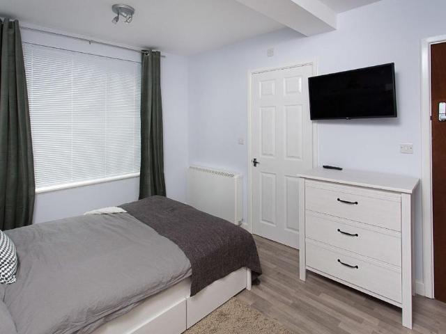 12 Beech Road 1 bed in a house share to rent £800 pcm £185 pw