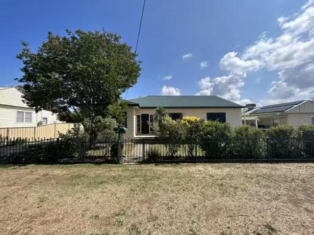 12 Cambridge Street, TAMWORTH House for rent Listed by Sophie.