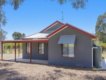 House for rent in Binalong - Garden, Parking