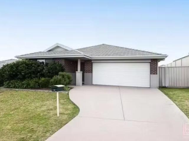 12 Campden Street, THORNTON House for rent Listed by Craig An.