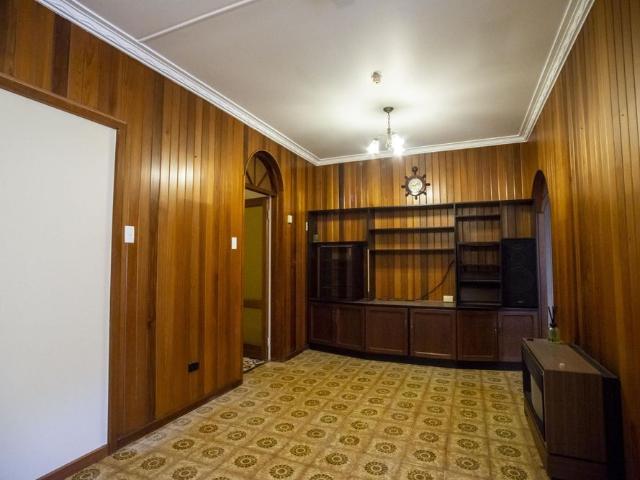 12 Carnarvon Pde, West Croydon