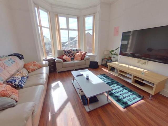 12 Chestnut Avenue, Hyde Park, Leeds LS6 6 bed terraced house to rent £3,640 pcm £840 pw