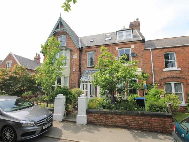 12 Crossgate Peth, Durham 5 bed private hall to rent £910 pcm £210 pw