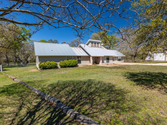 12 Creekwood Dr, Schulenburg, TX 78956 | MLS #3703