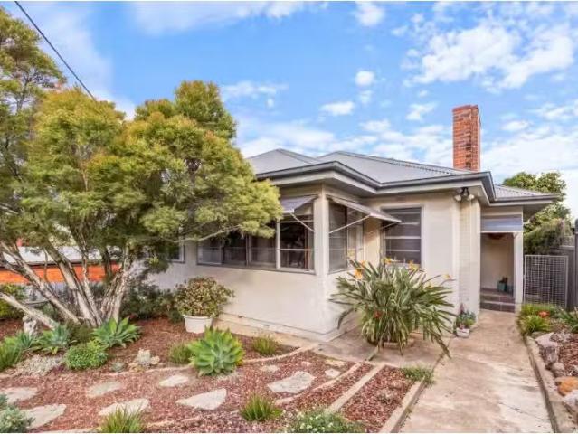 12 George Street, West Tamworth House for rent Listed by Emil.