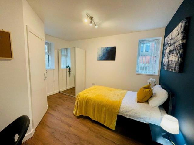 12 Glodwick Road, Oldham 1 bed in a house share to rent £590 pcm £136 pw