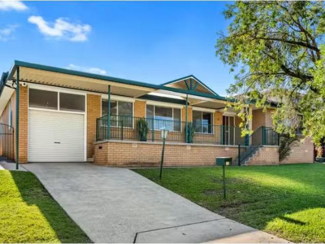 12 Gladswood Avenue, SOUTH PENRITH House for rent Listed by T.