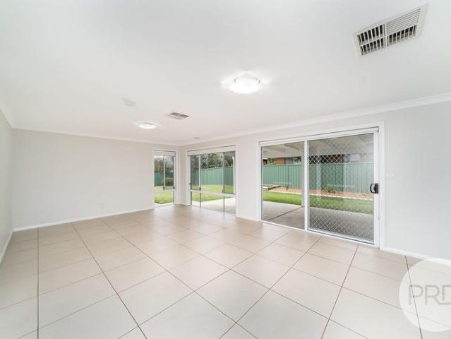 12 Hazelwood Drive, Forrest Hill NSW 2650