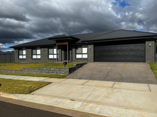12 Lambrusco Way, TAMWORTH NSW 2340