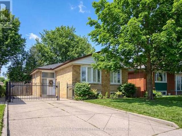 12 Leavenworth Crescent, Toronto, ON, M9C 1T4 house for sale | Listing ID W13720 | Royal LePage