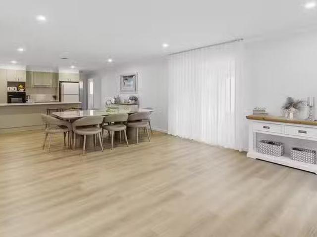 12 Linfield Street, Hillcrest, QLD 4118