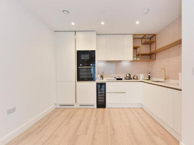 12, London HA0 2 bed flat to rent £2,550 pcm £588 pw