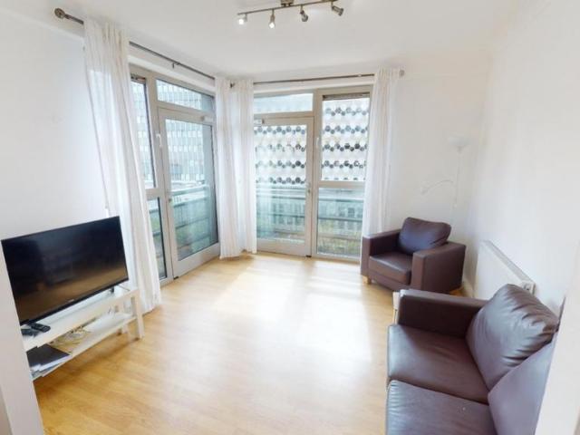 12 Loxley Court, St. James's Street. 3 bed flat to rent £1,846 pcm £426 pw